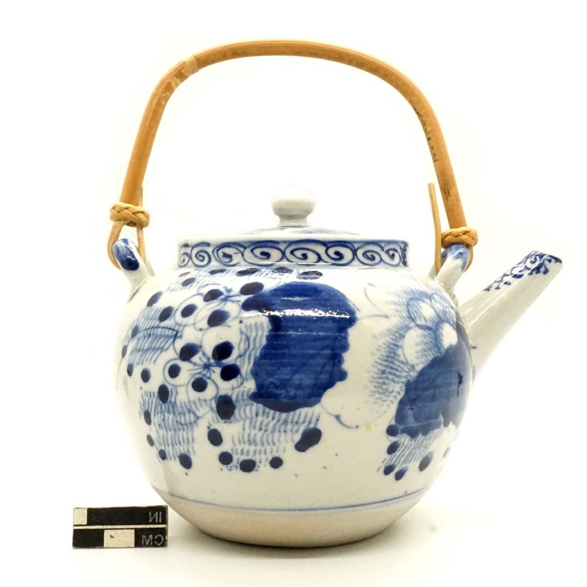 多宾式竹柄茶壶, Aizu-Hongo器物带有一些(手工绘制的钴)装饰, 瓷.