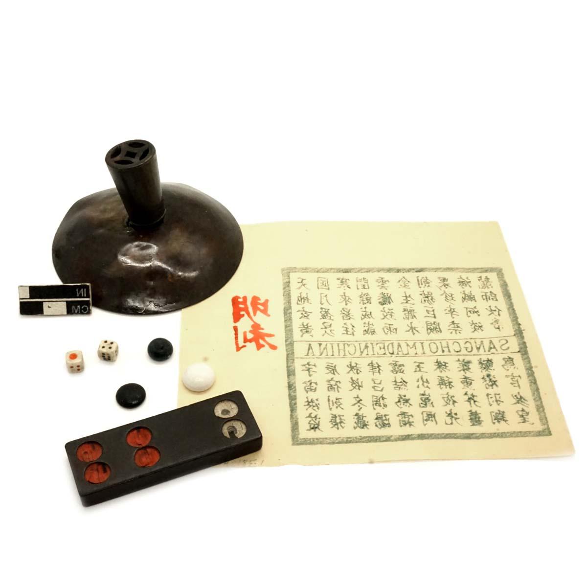 中国的彩票，“摊开盖”，玻璃游戏碎片，骰子和多米诺骨牌. 