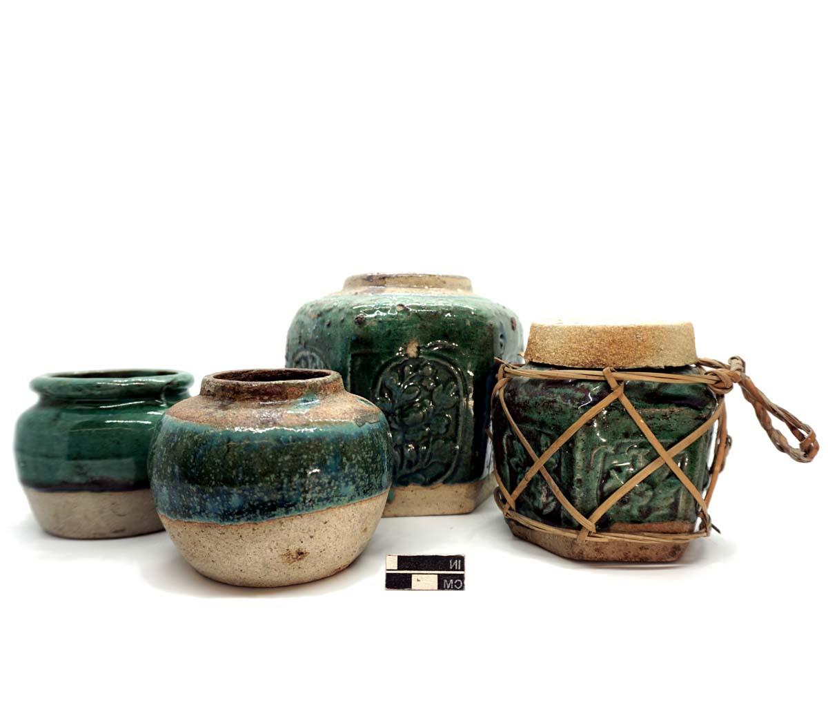 姜罐和盖，绿釉石器. 左边两个是六边形的.